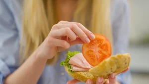 Mała zmiana, wielka różnica. Oto 12 rzeczy, które warto dodać do kanapki z szynką lub serem, by była zdrowsza 