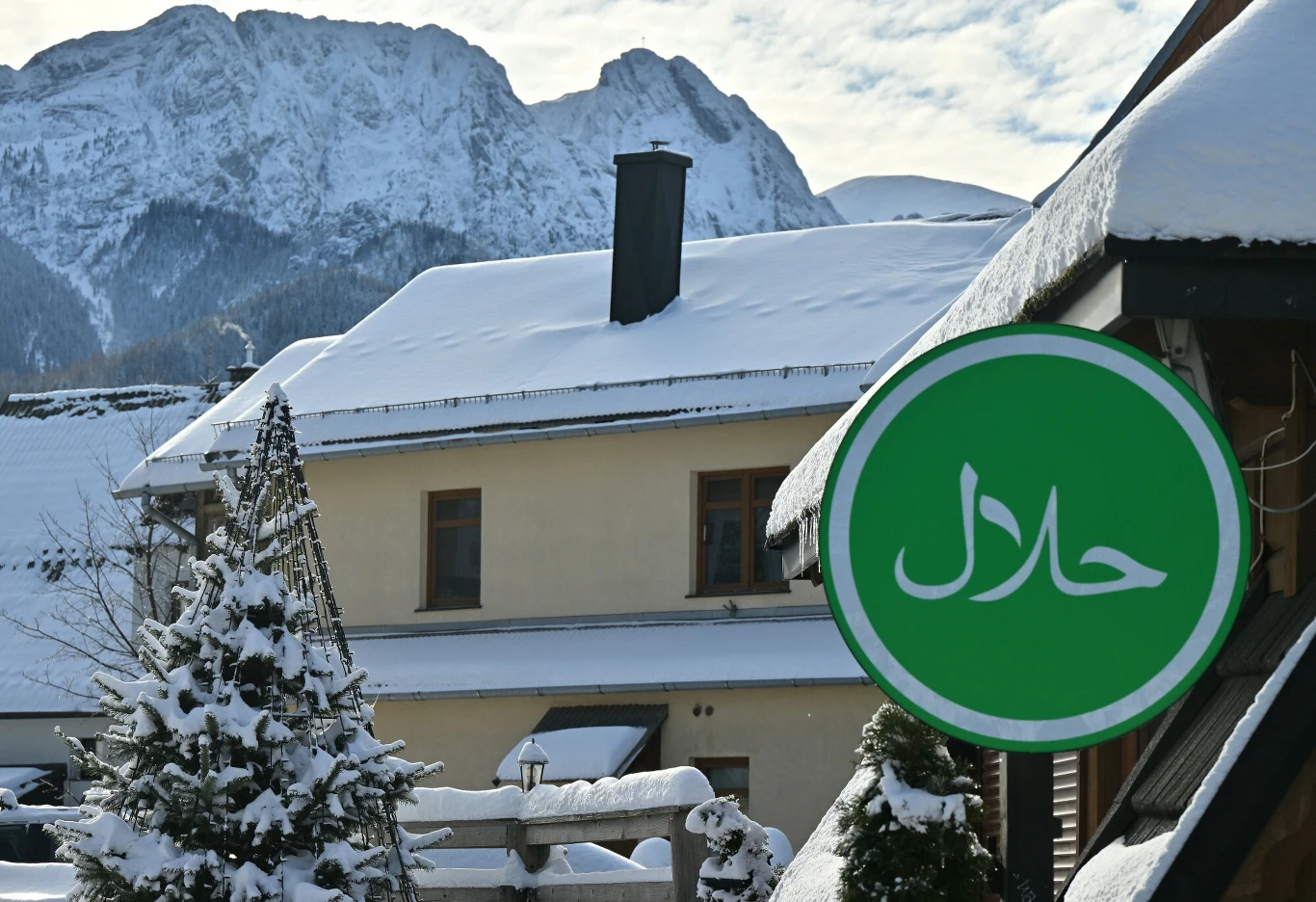 Górale przygotowują się na przyjazd turystów z krajów arabskich. Na zdj. logo halal dla gości z krajów arabskich Górale przygotowują się na przyjazd turystów z krajów arabskich. Na zdj. logo halal dla gości z krajów arabskich