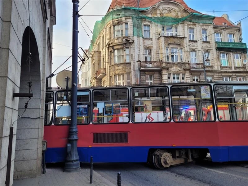 Wypadek w Bydgoszczy. Tramwaj wjechał w arkadę kamienicy, powodując paraliż ruchu Wypadek w Bydgoszczy. Tramwaj wjechał w arkadę kamienicy, powodując paraliż ruchu