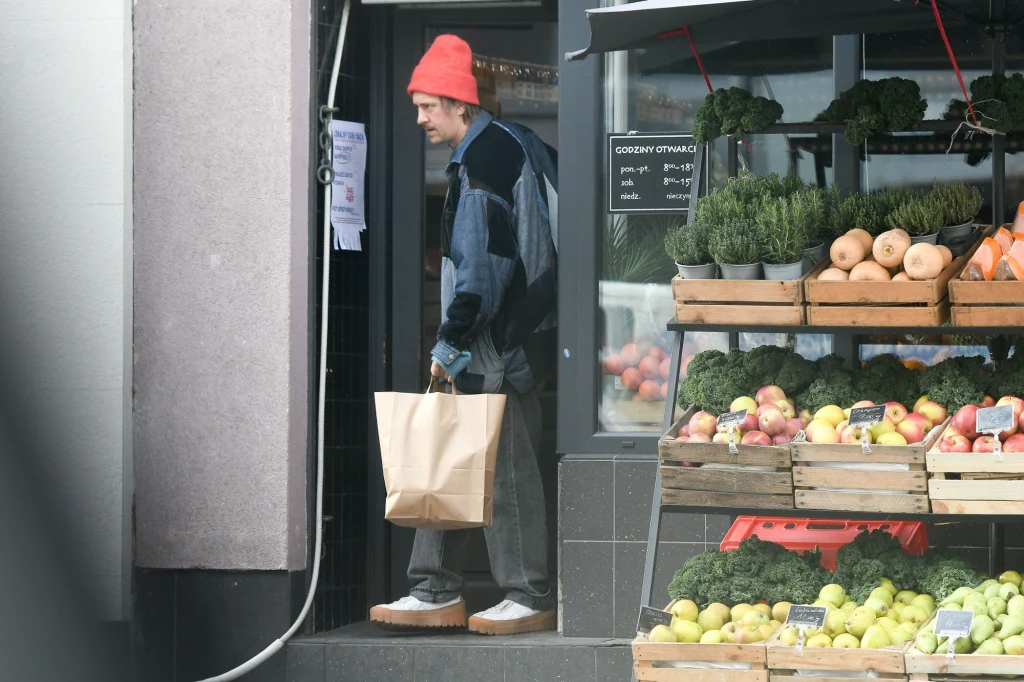 Mikołaj Syguda, partner Brodki, na zakupach w warzywniaku.