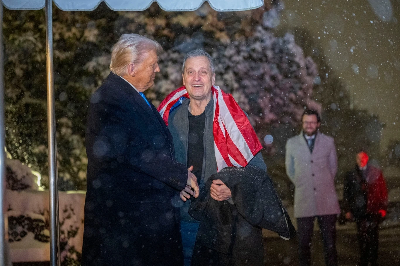 Prezydent USA Donald Trump oraz zwolniony z rosyjskiego więzienia nauczyciel Marc Fogel Prezydent USA Donald Trump oraz zwolniony z rosyjskiego więzienia nauczyciel Marc Fogel