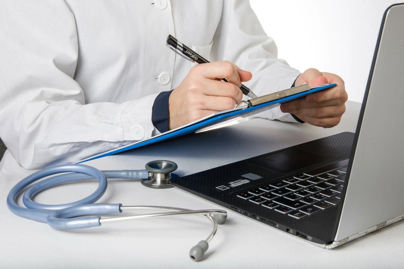 Przepracował 4881 godzin w ciągu roku. Radna interweniuje w sprawie rekordzisty Lekarze wystawiają zwolnienia lekarskie elektronicznie