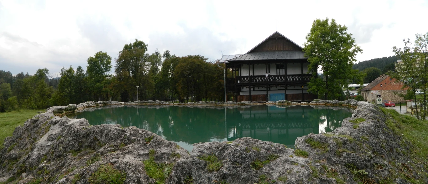 Drużbaki Wyżne to słowackie uzdrowisko, które słynie między innymi z jeziorka "Krater". Źródło: Wikipedia/autor: Slav Sepo 