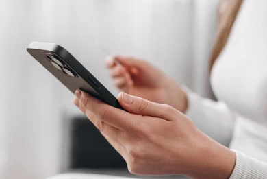 Smartfon na prezent – jak wybrać idealny model dla najbliższych?
