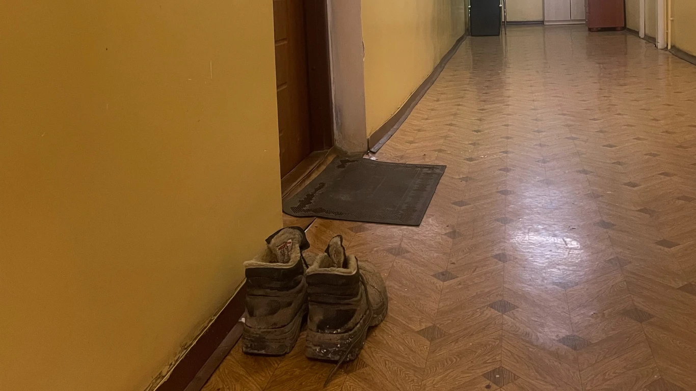 Buty stojące przed mieszkaniem zaginionej Karoliny Wróbel Buty stojące przed mieszkaniem zaginionej Karoliny Wróbel