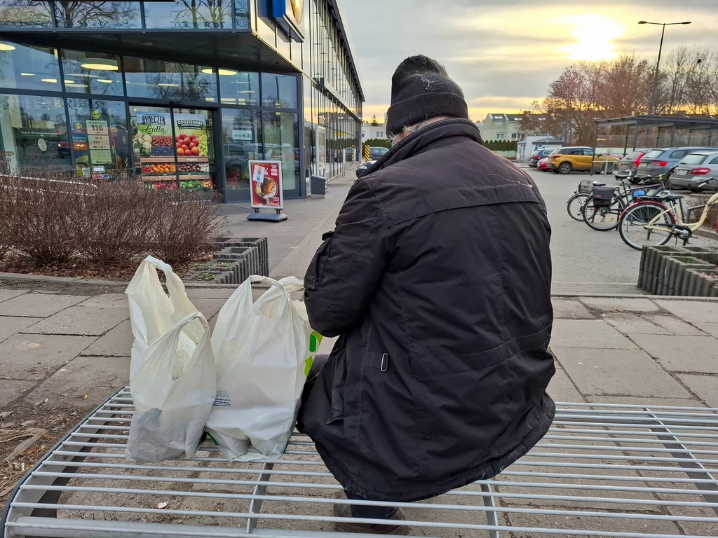 Ile wynosi najniższa emerytura na rękę? Wielu seniorów ma trudności z zakupem podstawowych produktów.