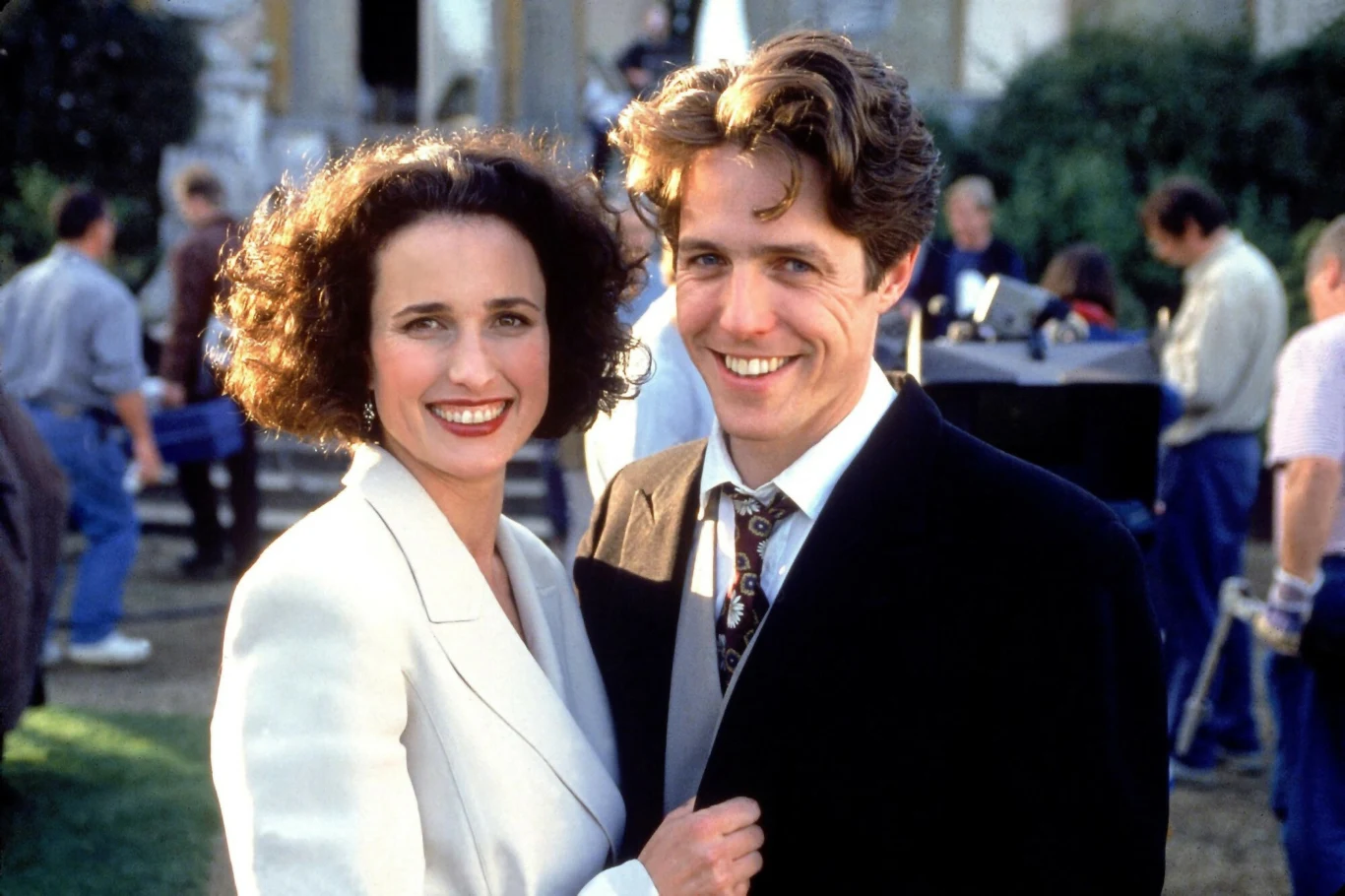 Andie MacDowell i Hugh Grant w filmie "Cztery wesela i pogrzeb" Andie MacDowell i Hugh Grant w filmie "Cztery wesela i pogrzeb"