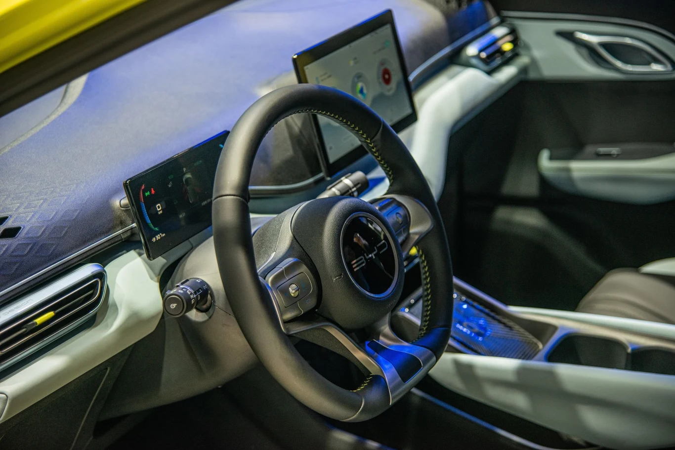 BYD wprowadziło system wspomagania prowadzenia do samochodu, który kosztuje ok. 40 tys. zł. BYD wprowadziło system wspomagania prowadzenia do samochodu, który kosztuje ok. 40 tys. zł.