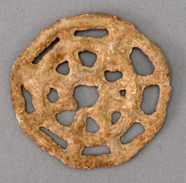 Ołowiane kółko z wczesnej epoki żelaza (800-500 p.n.e.) odkryte na cmentarzysku w Świbiu, woj. śląskie