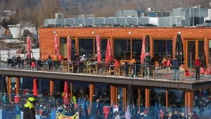 Narciarze korzystający ze stacji narciarskiej BIESZCZAD.ski.