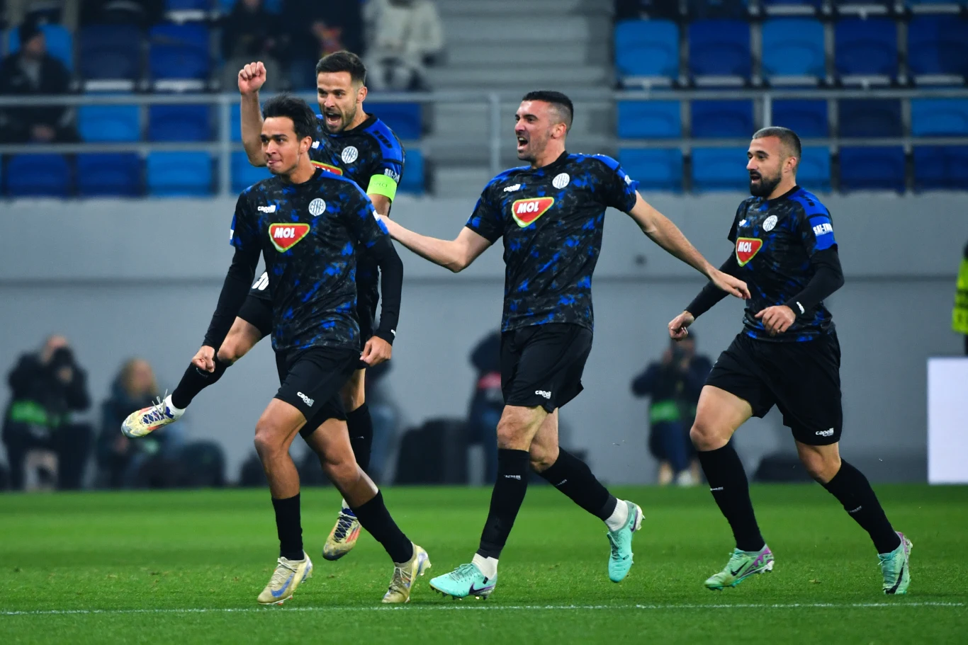 Po lewej Petar Stanić Po lewej Petar Stanić