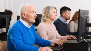 Emeryci decydują się na powrót do pracy. Główną przyczyną tego zjawiska są względy ekonomiczne