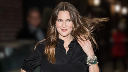 Ma prawie 50 lat, a wygląda jak własna córka. Jaki jest sekret Drew Barrymore?