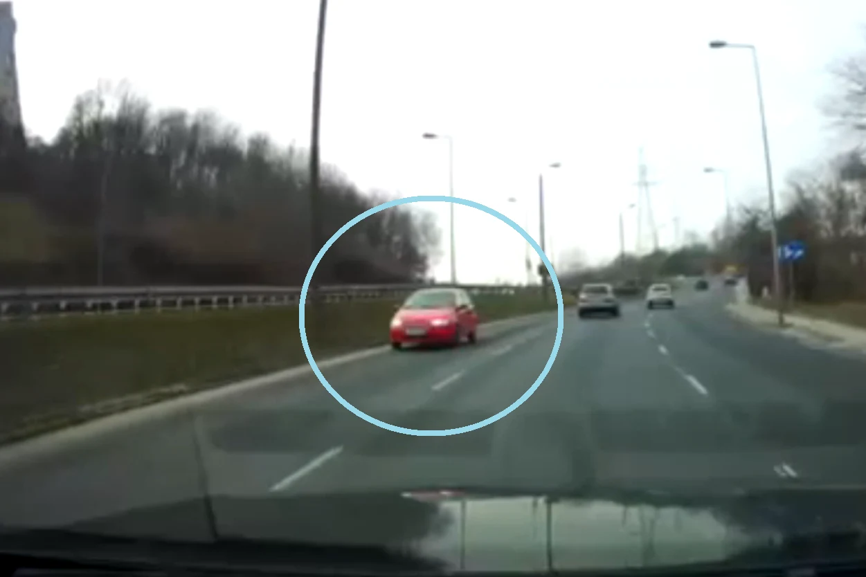 Dzięki nagraniu policja może odnaleźć kierowcę Chevroleta Aveo. Grozi mu kara nawet do 30 tys. zł. Dzięki nagraniu policja może odnaleźć kierowcę Chevroleta Aveo. Grozi mu kara nawet do 30 tys. zł.