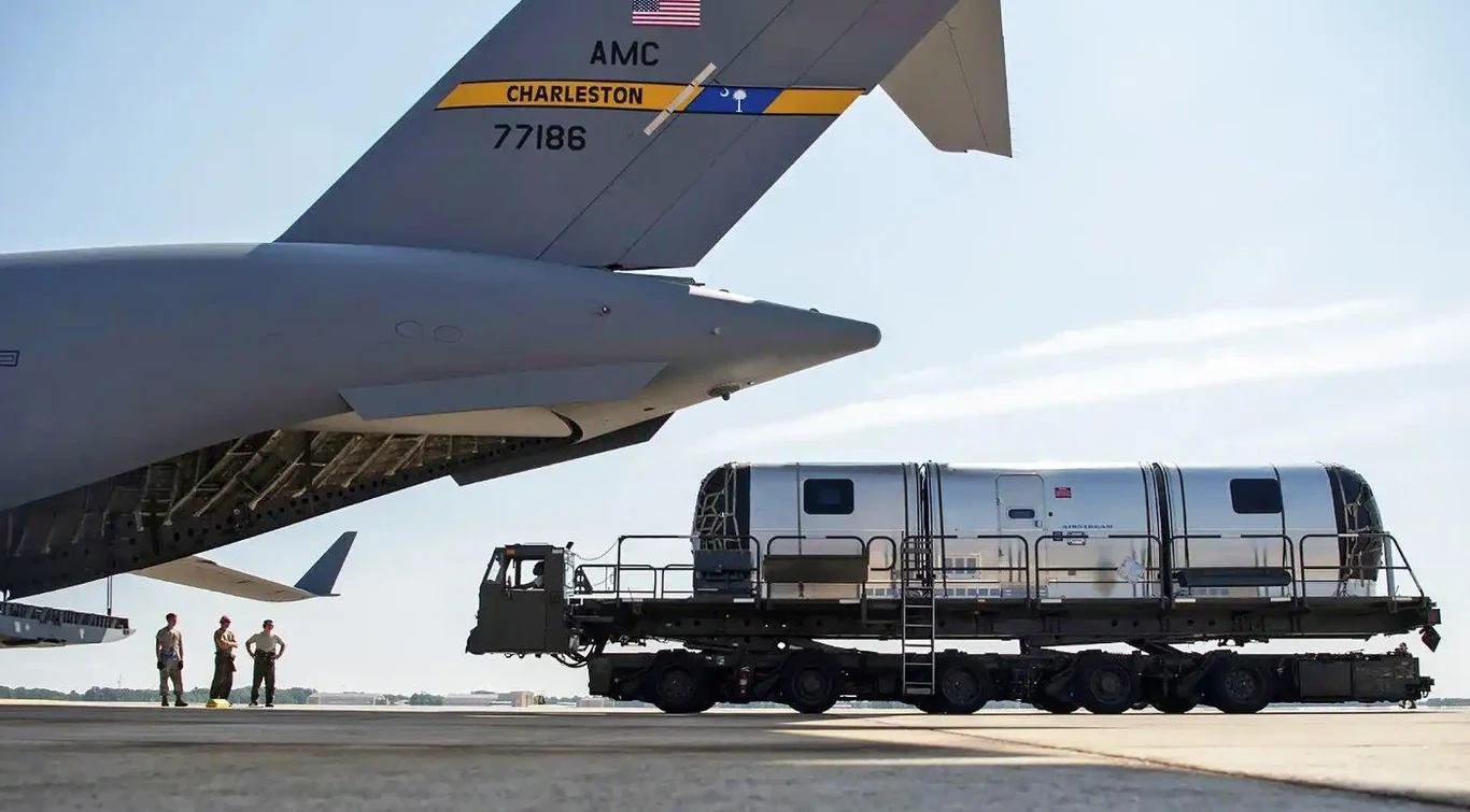 Kapsuła Silver Bullet podczas załadunku na samolot C-17 Globemaster III