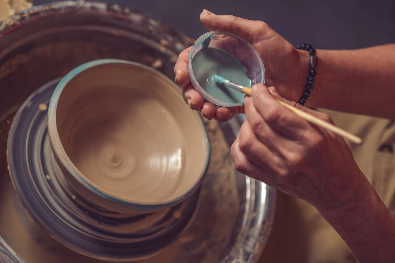 Tworzenie biżuterii, ceramiki czy mebli to dla seniorów sposób na dodatkowy zarobek i kreatywne spędzenie czasu