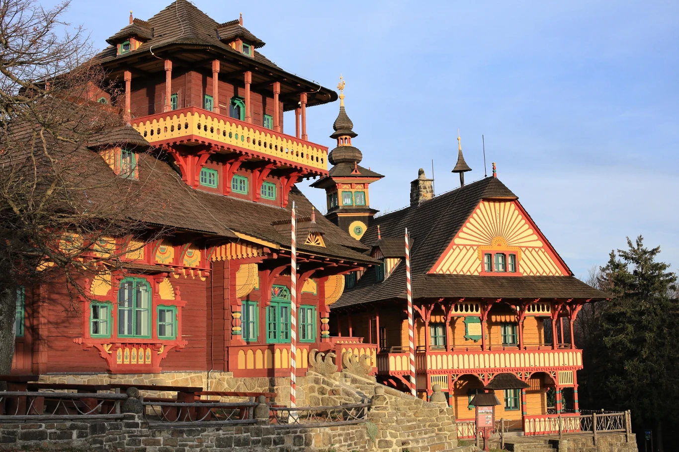 Pustevny słynie z kompleksu unikalnych zabudowań z drewna.