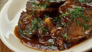 Jak przyrządzić policzki wołowe? Kluczowe jest długie duszenie.