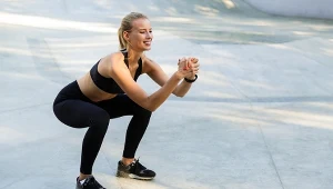 Burpees bezlitośnie likwiduje oponkę i "pelikany". Rób kilka minut dziennie by zmienić ciało