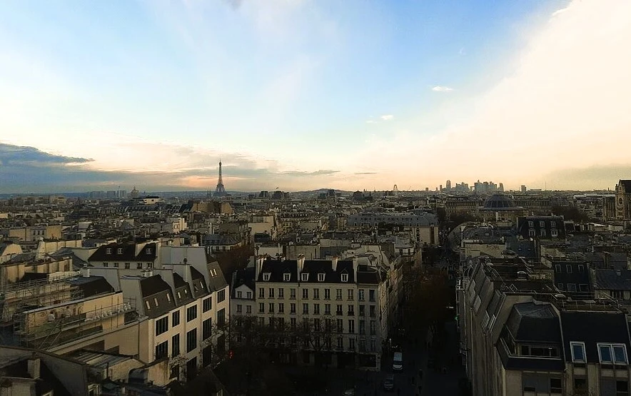 Widok z Centrum Pompidou w kierunku wieży Eiffla. Muzeum zostanie wkrótce zamknięte na pięć lat. Widok z Centrum Pompidou w kierunku wieży Eiffla. Muzeum zostanie wkrótce zamknięte na pięć lat.