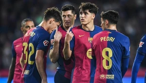 Pau Cubarsi (drugi z prawej) przedłużył swoją umowę z FC Barcelona