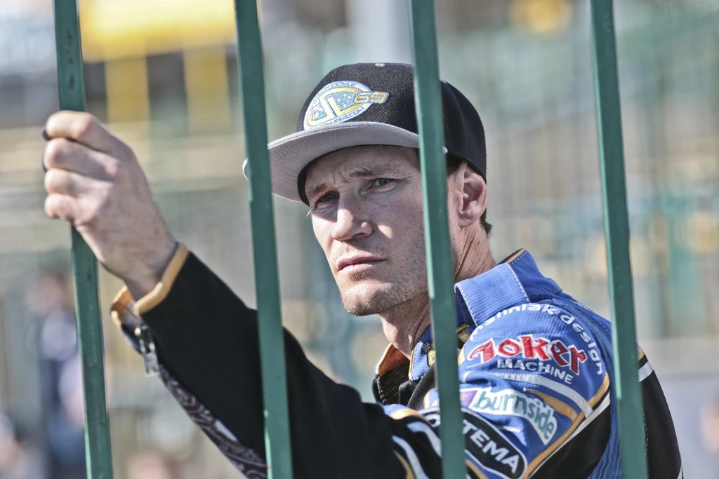 Jason Doyle przygląda się z boku treningowi swojej drużyny. Jason Doyle przygląda się z boku treningowi swojej drużyny.