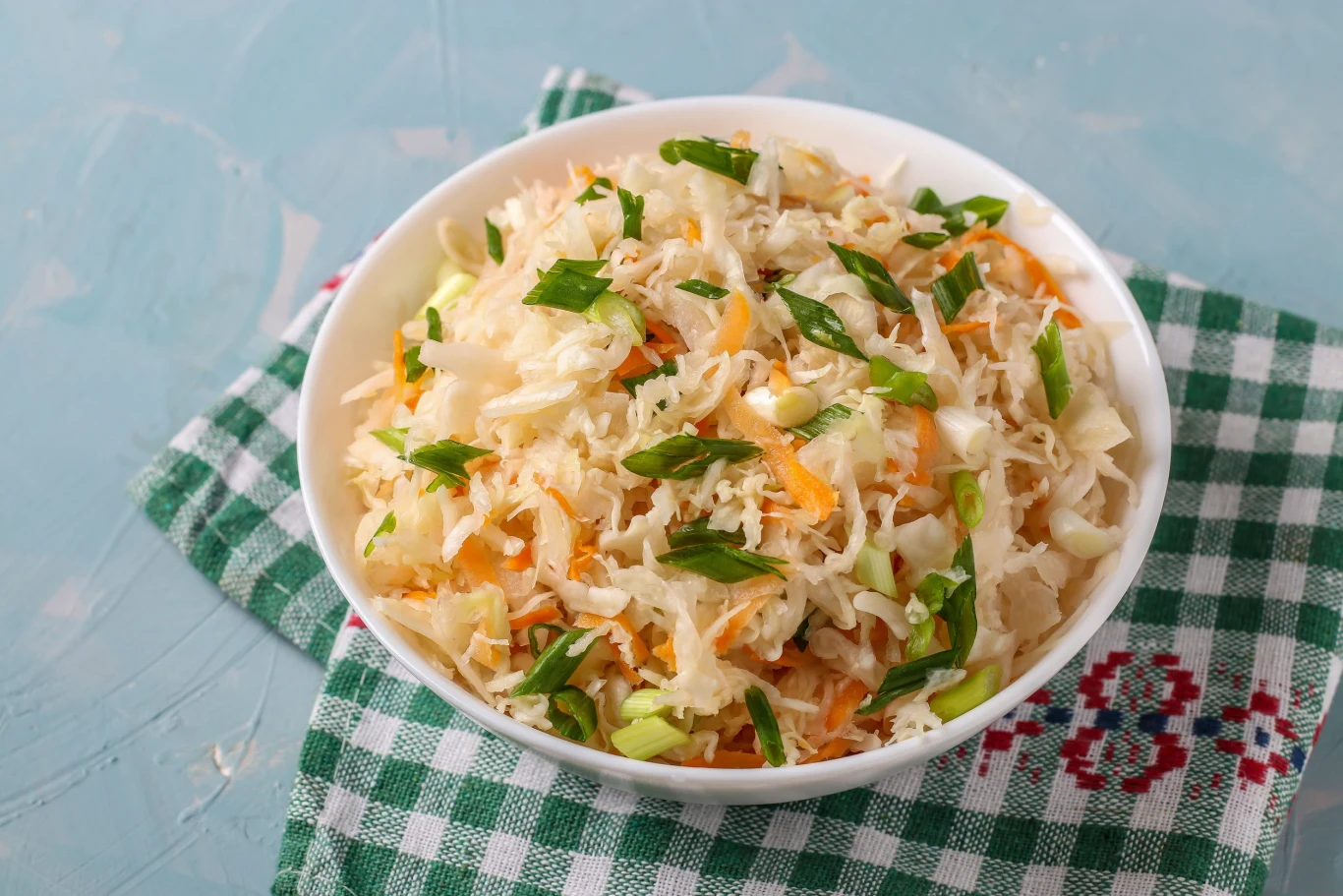 Surówka z kiszonej kapusty świetnie wpłynie na zdrowie jelit Surówka z kiszonej kapusty świetnie wpłynie na zdrowie jelit