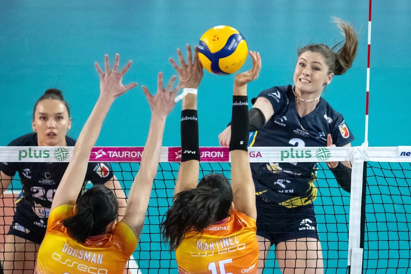 Martyna Grajber-Nowakowska atakuje w czasie meczu Chemika z Metalkas Pałącem Bydgoszcz