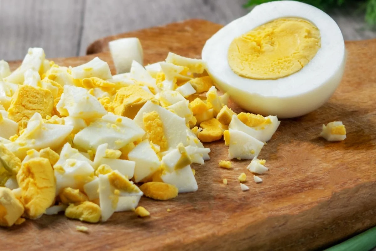 Sałatki na bazie jajek są nie tylko zdrowe i smaczne, ale również bardzo sycące