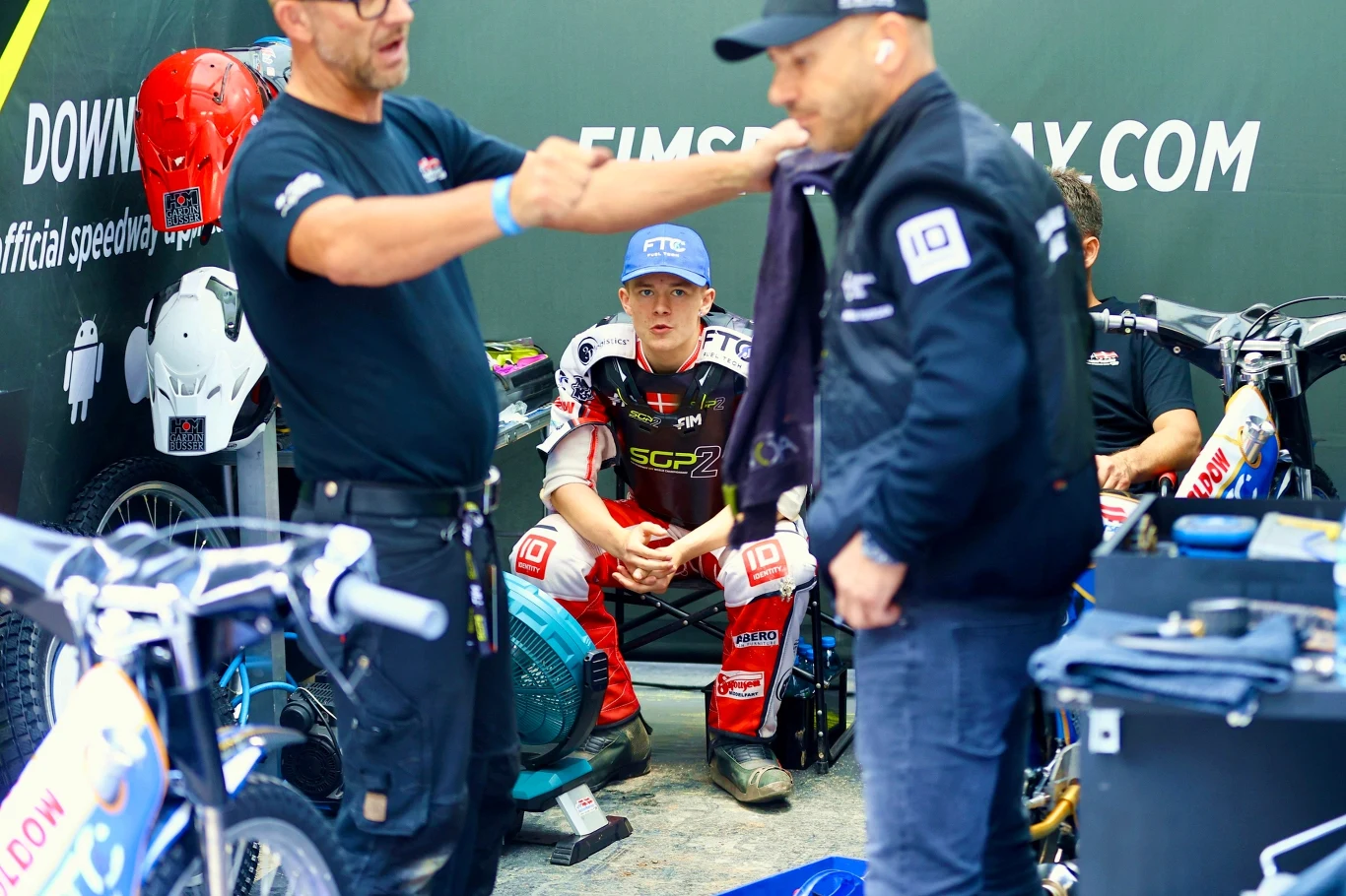 Nicki Pedersen w boksie Bastiana Pedersena.