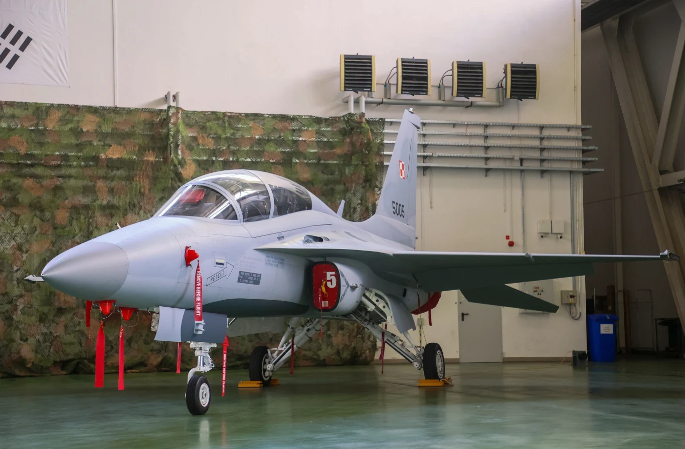 W czerwcu 2024 roku WZL nr 2 podpisało umowę w południowokoreańską firmą KAI na serwisowanie FA-50. Zdjęcie wykonano podczas uroczystości zawarcia porozumienia. W czerwcu 2024 roku WZL nr 2 podpisało umowę w południowokoreańską firmą KAI na serwisowanie FA-50. Zdjęcie wykonano podczas uroczystości zawarcia porozumienia.