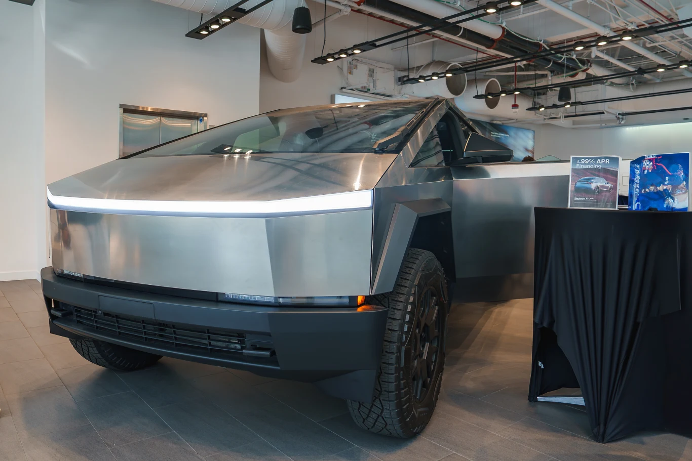 Tesla Cybertruck bywa uznawana samochodem na apokalipsę. Tesla Cybertruck bywa uznawana samochodem na apokalipsę.