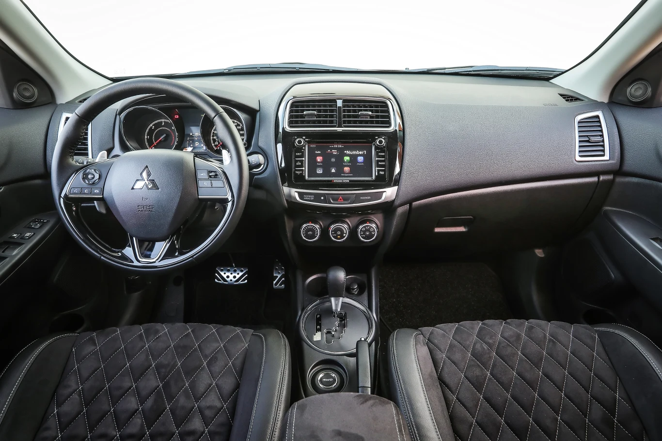 Bagażnik w ASX dość przeciętną pojemność: 442-1219 l. Mitsubishi trzeba wybaczyć nieco słabe materiały w kabinie, ale nie mamy zastrzeżeń np. do działania pokładowej elektroniki.