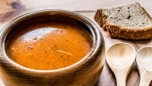 Zupa tarhana jest o wiele smaczniejsza i zdrowsza niż pomidorowa