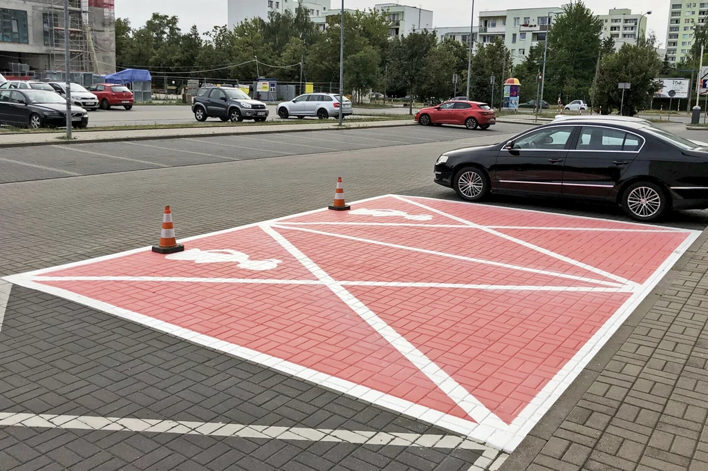 Pomysł wyznaczenia miejsc dla kobiet w ciąży został zrealizowany już w 2018 roku pod ratuszem na warszawskim Ursynowie. Przepisy nie przewidują jednak takiego oznakowania