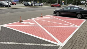 Różowe i żółte koperty na parkingach. Nowe przepisy rozwiążą problemy?