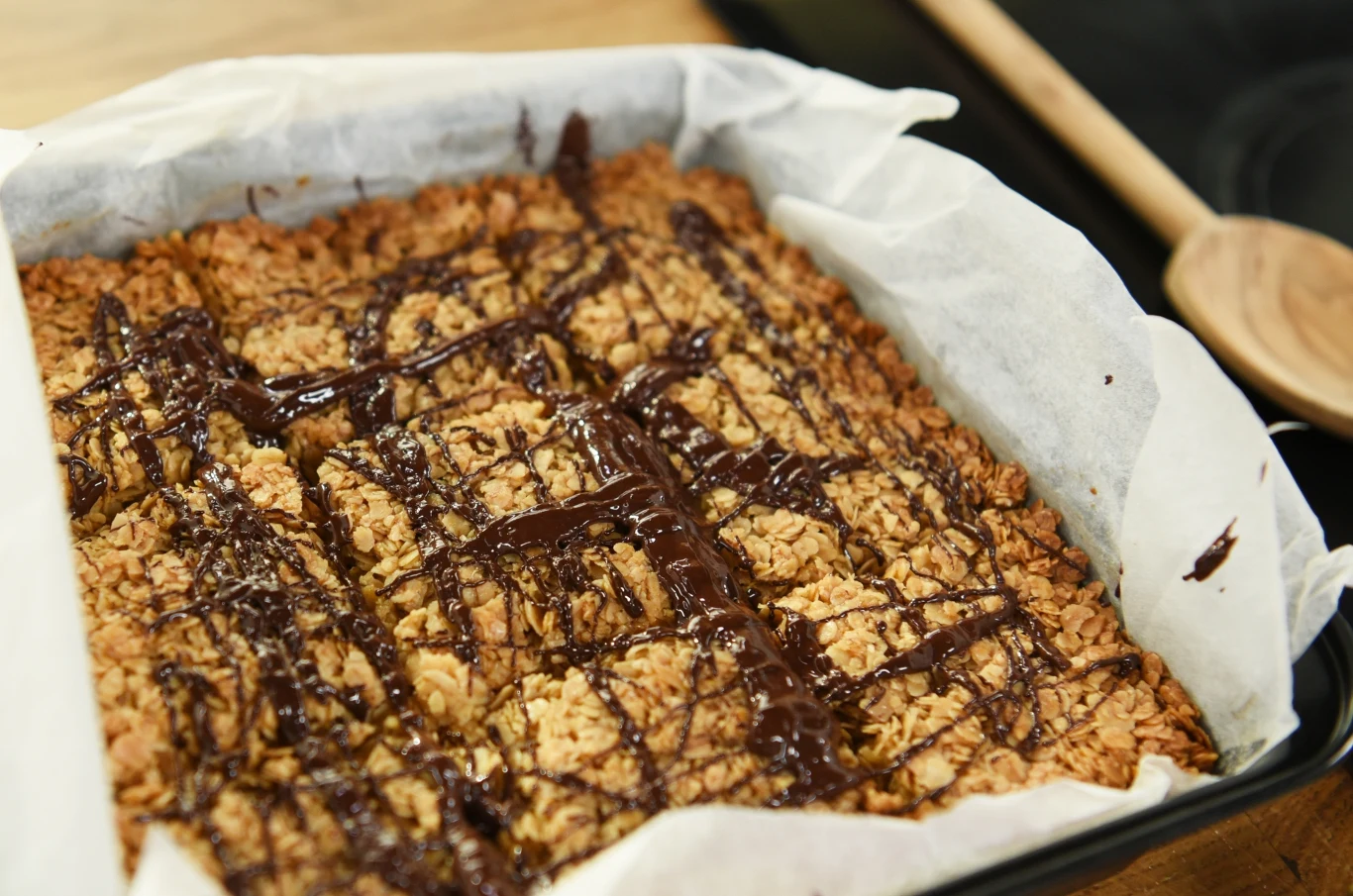 Ciasto krówka to smakowite połączenie herbatników z masą kajmakową i masą budyniową. Ciasto krówka to smakowite połączenie herbatników z masą kajmakową i masą budyniową.