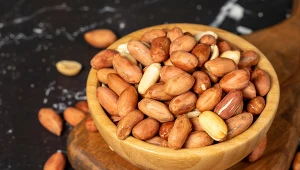 Orzechy ziemne dostarczą białka, błonnika i witamin. Kupuj bez soli i cukru i chrup zamiast chipsów