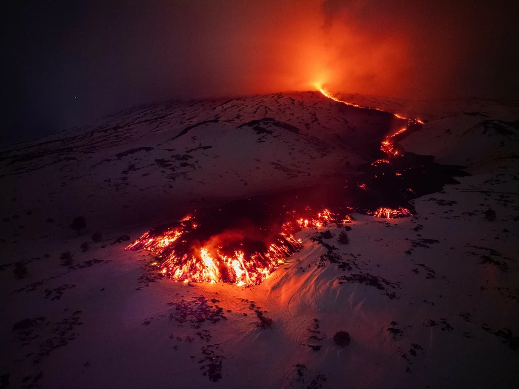 Erupcja Etny to spektakularny widok. Lepiej jednak oglądać go na zdjęciach i filmach