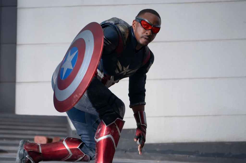 Anthony Mackie jako Sam Wilson w filmie "Kapitan Ameryka: Nowy wspaniały świat" Anthony Mackie jako Sam Wilson w filmie "Kapitan Ameryka: Nowy wspaniały świat"