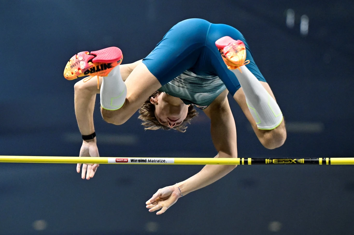 Armand Duplantis podczas skoku w Berlinie Armand Duplantis podczas skoku w Berlinie