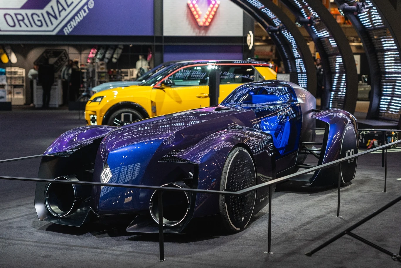 Renault Filante Rekord 2025 wygląda wyjątkowo, a do tego ma nietypowe wymiary: 5,12 m długości i 1,19 m szerokości przy masie wynoszącej zaledwie 1000 kg. Renault Filante Rekord 2025 wygląda wyjątkowo, a do tego ma nietypowe wymiary: 5,12 m długości i 1,19 m szerokości przy masie wynoszącej zaledwie 1000 kg.