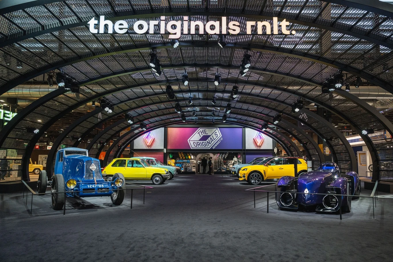 Stoisko marki Renault robiło wrażenie podczas targów Retromobile 2025. Niektóre egzemplarze prezentowane na hali miały 100 lat! Stoisko marki Renault robiło wrażenie podczas targów Retromobile 2025. Niektóre egzemplarze prezentowane na hali miały 100 lat!