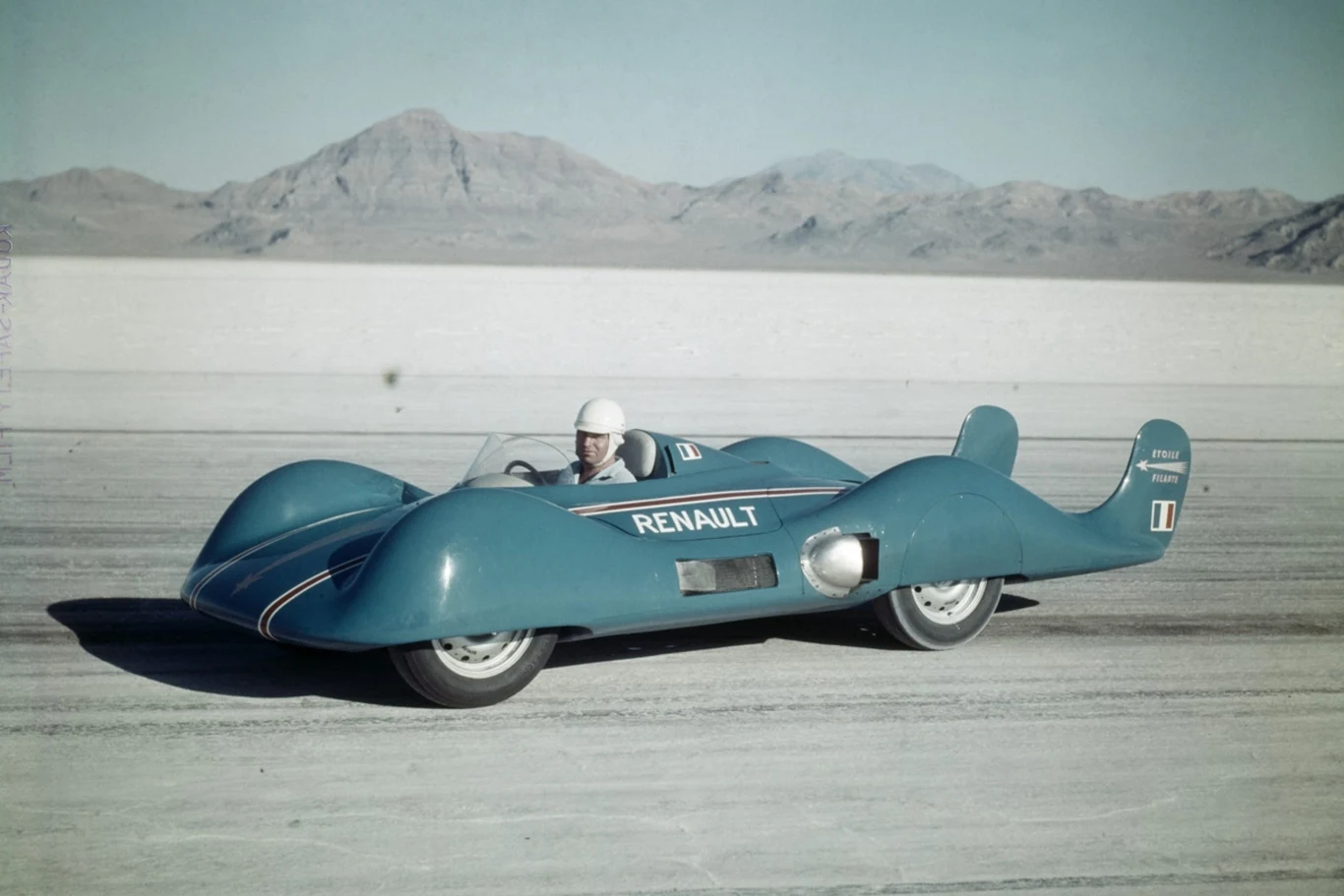 Renault Etoile Filante ustanowił kilka rekordów prędkości na słonym jeziorze Bonneville. Renault Etoile Filante ustanowił kilka rekordów prędkości na słonym jeziorze Bonneville.