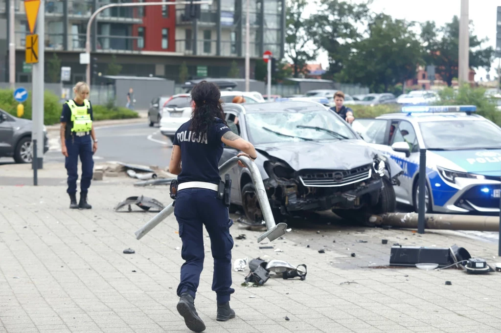 Zdarzenia drogowe często prowadzą do uszkodzeń w infrastrukturze. Kto powinien płacić za niezbędne prace i naprawy?