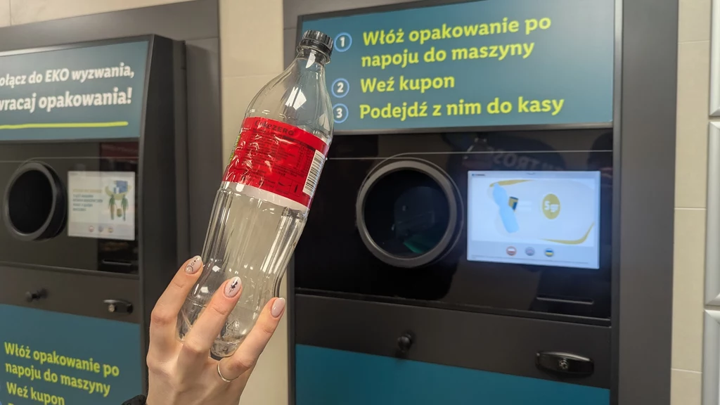 W ponad 300 sklepach Lidl w Polsce działają już recyklomaty. Za dowolną plastikową butelkę do 3 litrów można dostać 5 groszy rabatu