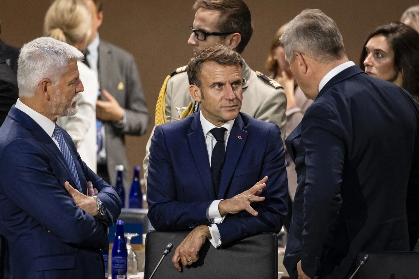 Emmanuel Maccron zwołuje nadzwyczajny szczyt w Paryżu Emmanuel Maccron zwołuje nadzwyczajny szczyt w Paryżu