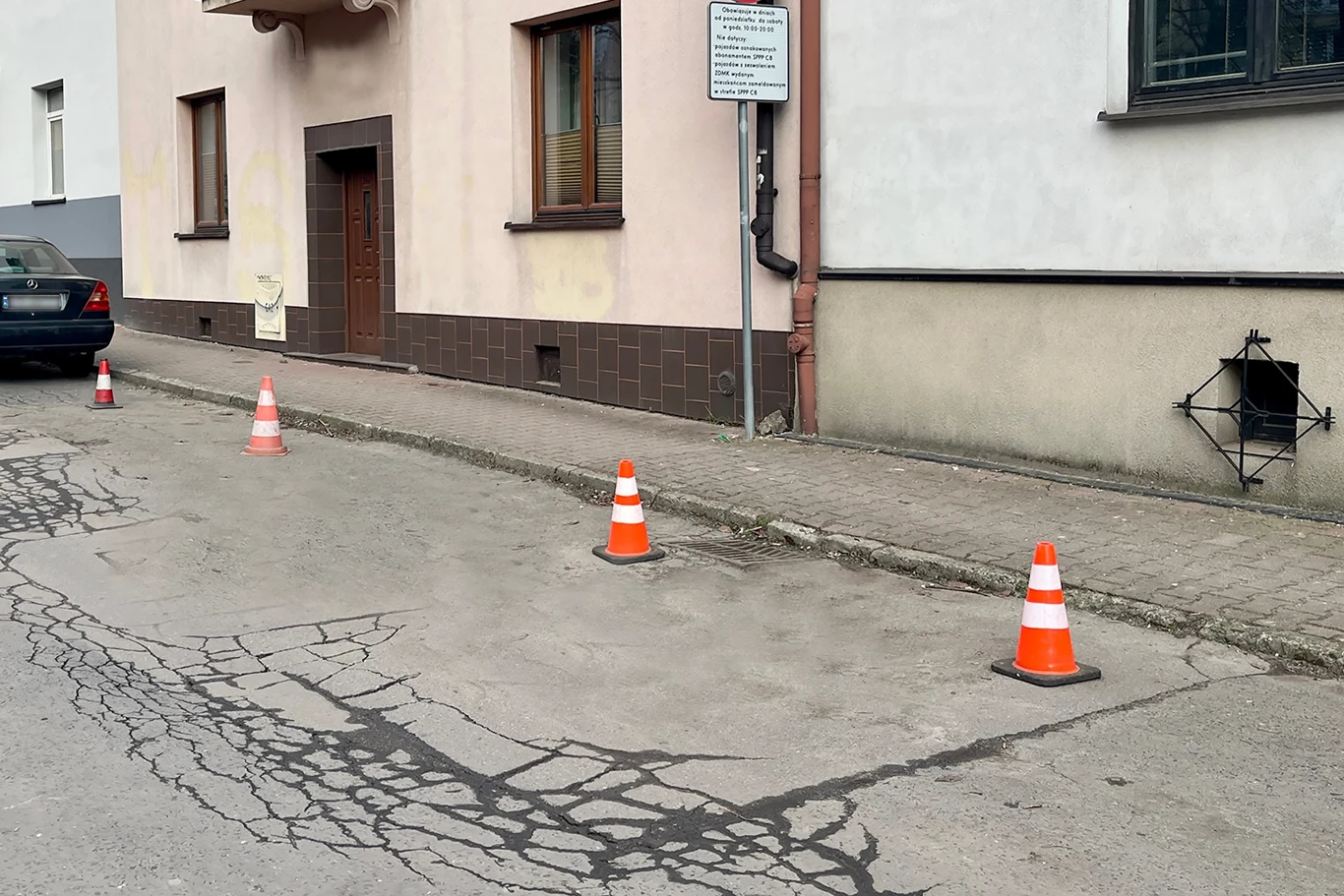 Czy można blokować miejsca parkingowe za pomocą pachołków lub skrzynek? Czy można blokować miejsca parkingowe za pomocą pachołków lub skrzynek?