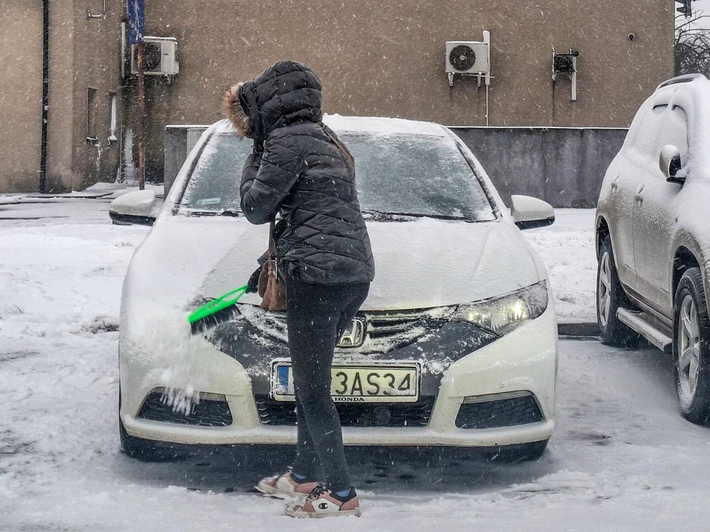 Czy odśnieżanie samochodu na włączonym silniku jest szkodliwe?