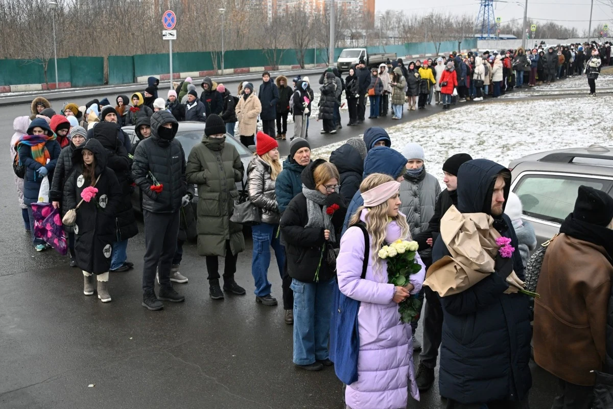 Kolejka do grobu Aleksieja Nawalnego na Cmentarzu Borysowskim Kolejka do grobu Aleksieja Nawalnego na Cmentarzu Borysowskim